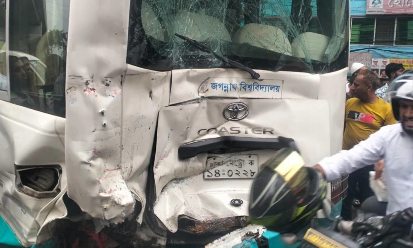 মালিবাগে সড়ক দুর্ঘটনায় জবি শিক্ষকদের বাস ক্ষতিগ্রস্ত, আহত ৩
