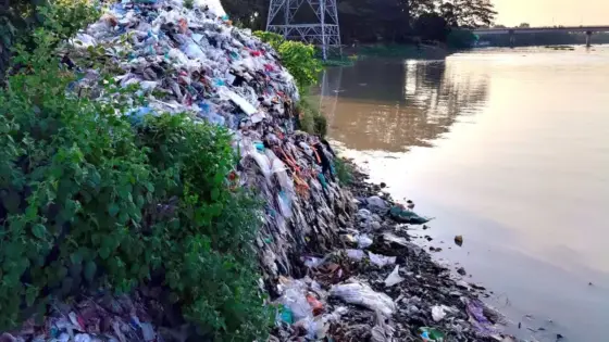 “বিশ্ব নদী দিবসেও বানার নদে বর্জ্যের ভাগাড়”