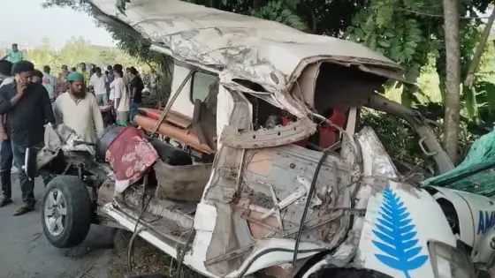 প্রশিক্ষণ শেষে অ্যাম্বুলেন্স ভাড়া করে ফিরছিলেন, বাসের ধাক্কায় প্রাণ গেল ৪ স্বেচ্ছাসেবীর