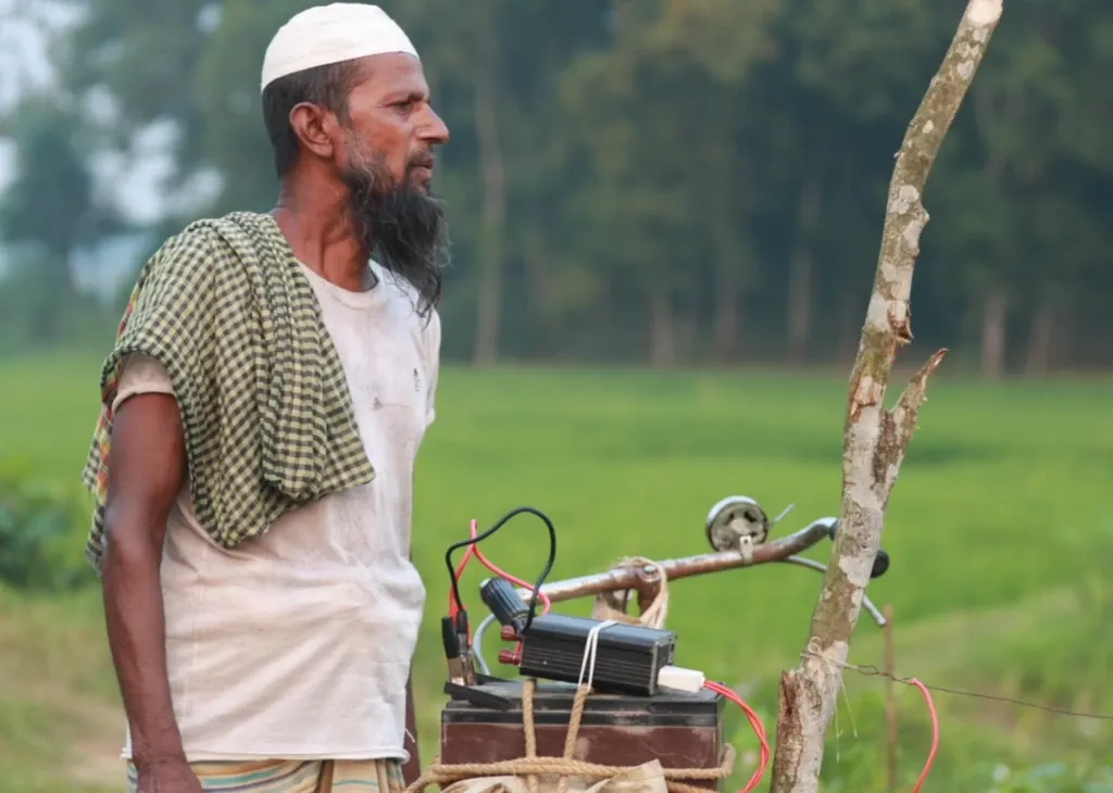 সন্ধ্যার দিকে স্থানীয় একজন কৃষককে তারের বেড়ায় বৈদ্যুতিক সংযোগ দিতে দেখা গেছে