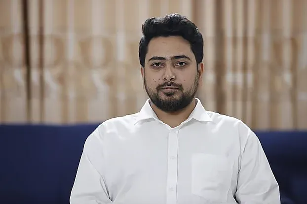 আ.লীগ আমলের পরিস্থিতি তুলে ধরে পিরোজপুরে মানিক পশারীর দাফনে বাধার নিন্দা জানালেন নাহিদ ইসলাম