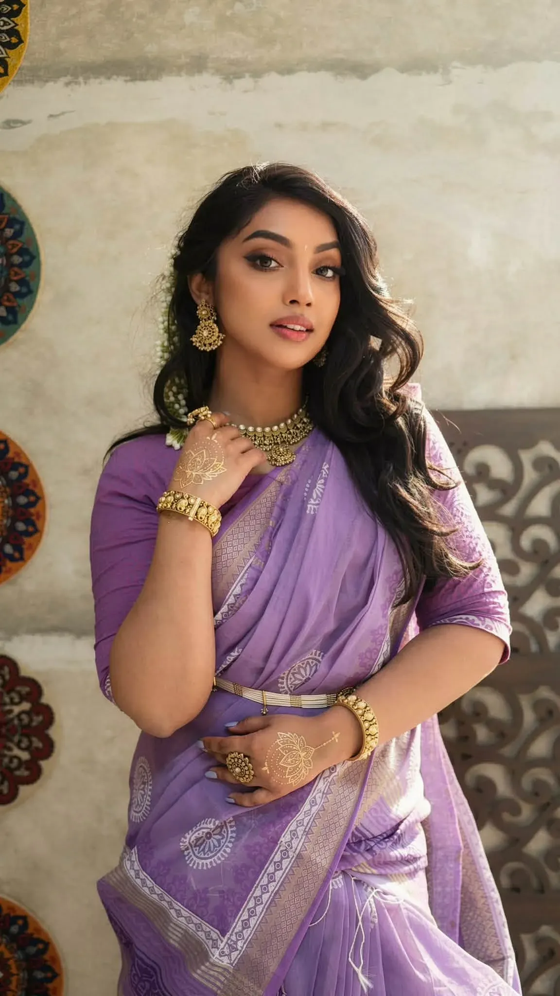 দুর্গাপূজার সময়ে হৃদি সেজেছিলেন ‘সাতকাহন’ ব্র্যান্ডের সুতির ওপর ব্লকের নকশা করা বেগুনি শাড়িতে, পাড়ে সোনালি জরির সুতার কাজ