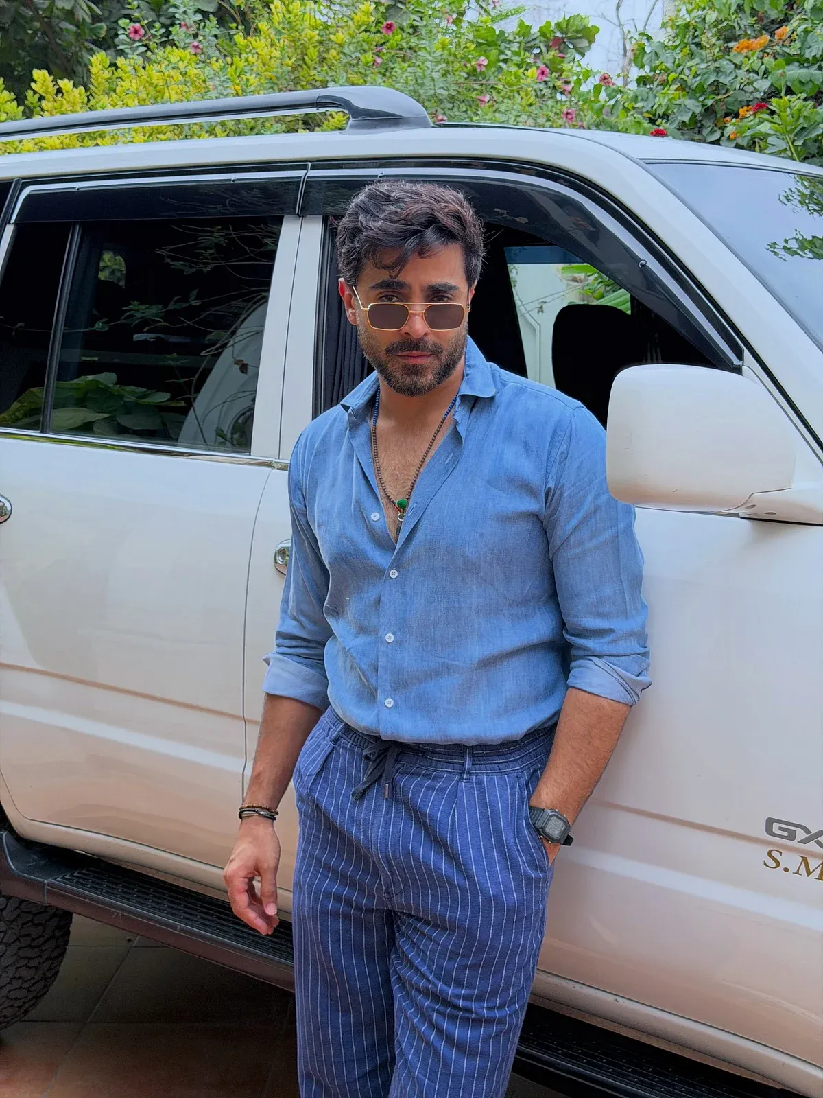 অভিনয়ে আসার আগে শেহেরিয়ার মডেলিং করেছেন। আইবিএ থেকে উচ্চশিক্ষা শেষে পাকিস্তানের একটি খাদ্যপণ্য প্রতিষ্ঠানে চাকরি নেন। সেই চাকরি ছেড়ে রকেট ইন্টারনেট নামের একটি ভেঞ্চার ক্যাপিটাল প্রতিষ্ঠানের সঙ্গেও যুক্ত হন। পাকিস্তানে অনলাইন ব্যবসার প্রসারে রকেট ইন্টারনেটের বিশেষ ভূমিকা আছে