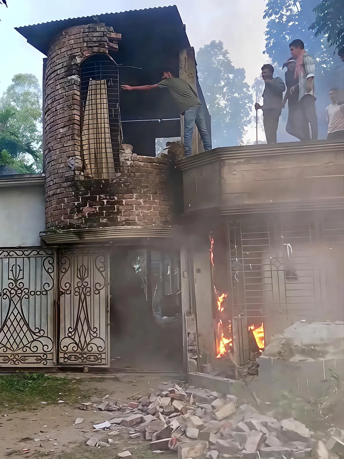 পাবনায় ছাত্রীকে যৌন হয়রানির খবরে মহিলা মাদ্রাসায় ভাঙচুর ও অগ্নিসংযোগ করেন স্থানীয়রা। ২৩ অক্টোবর ২০২৬