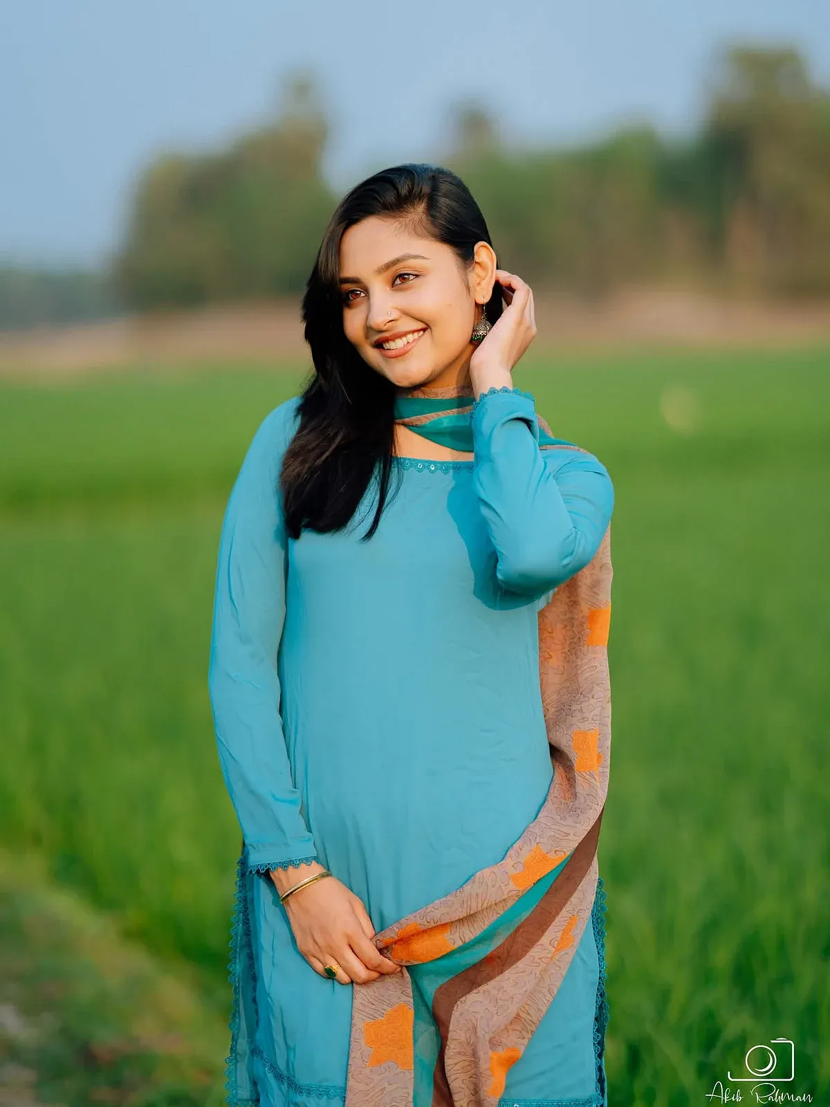 আকাশনীল কামিজে সবুজ মেঠো পথে