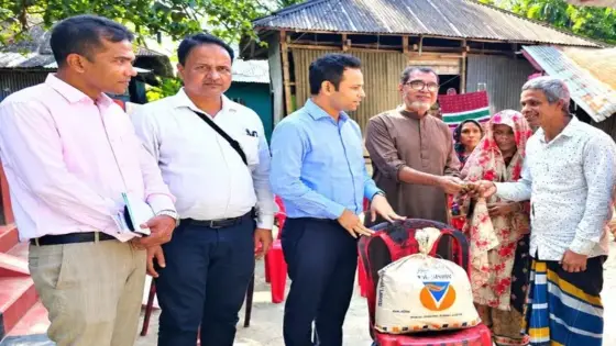 দৌলতখানে অর্থ ও খাদ্য সামগ্রী নিয়ে প্রতিবন্ধীদের বাড়িতে ইউএনও