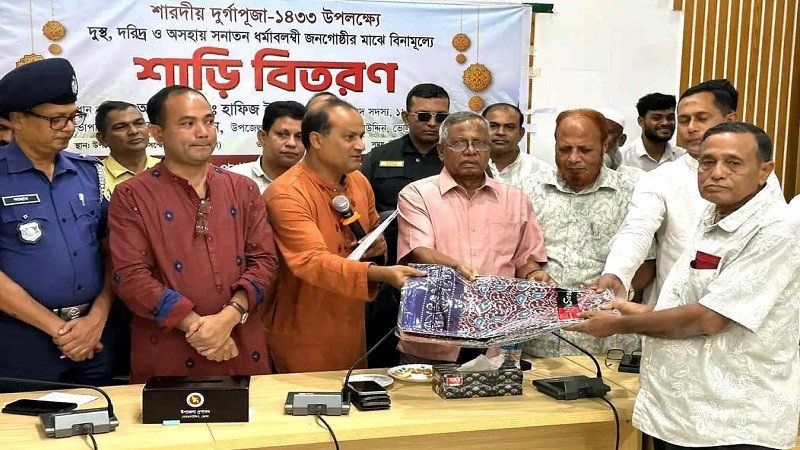 বোরহানউদ্দিনে শারদীয় দুর্গাপূজা উপলক্ষে অসহায়দের মাঝে শাড়ি বিতরণ